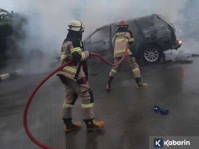 Toyota Innova Zenix hibrid terbakar karena korslet saat hujan