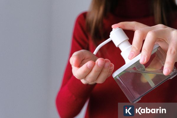 Ternyata Kebanyakan Pakai Cairan Pembersih Tangan Bisa Merusak Kulit