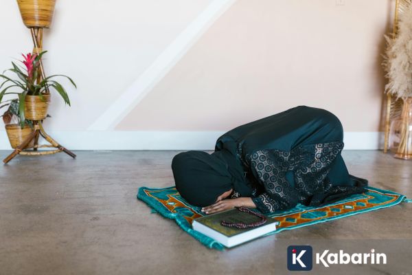 Ngelamun jorok saat shalat, batal atau tidak?