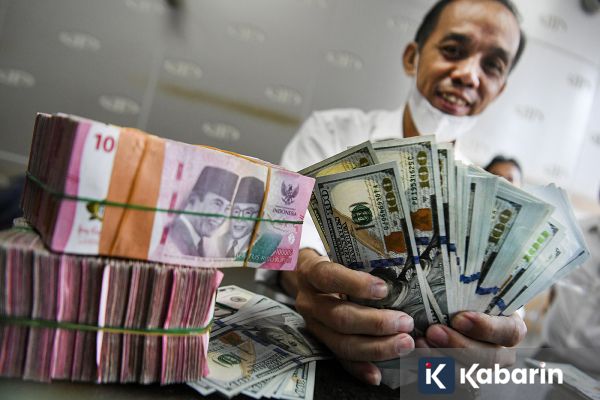 Rupiah melemah ke angka Rp16.726 per dolar AS pada Senin pagi