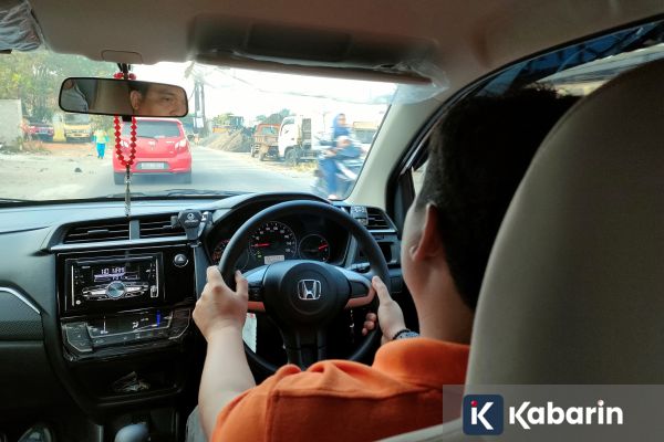 Begini 8 cara efektif buat hemat bahan bakar mobil saat stoknya menipis