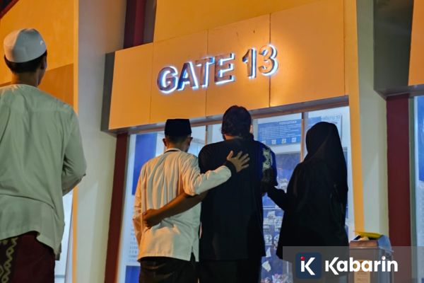 Keluarga korban dan suporter gelar doa bersama peringati tiga tahun tragedi kanjuruhan