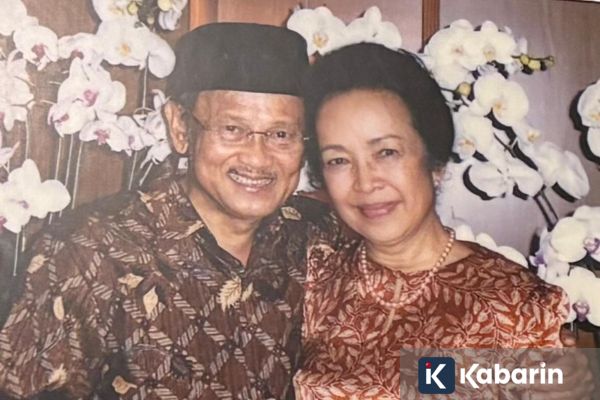 Bukti cinta sejati B.J Habibie, baru mau mulai istirahat saat mendengar hentakan kaki Ainun
