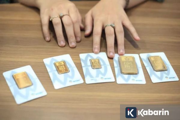 Harga emas Antam naik tipis di akhir pekan menjadi Rp2,398 juta per gram