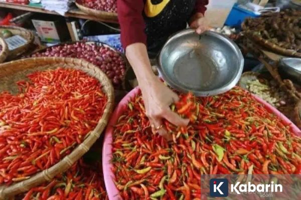 Harga bahan pokok pada Jumat ini: cabai Rp23.500/kg,  telur Rp28.900/kg