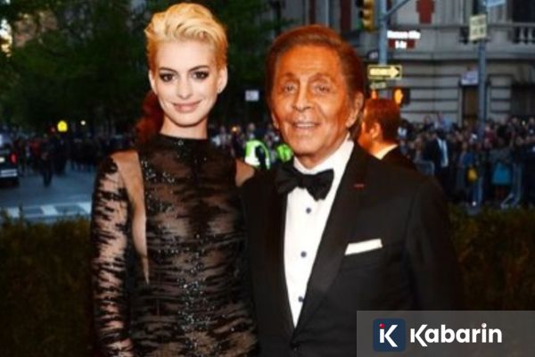 Anne Hathaway Kenang Kebersamaan dengan Valentino Garavani
