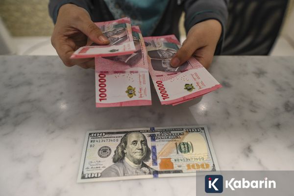 Rupiah Tergelincir usai Moody’s Revisi Outlook Indonesia