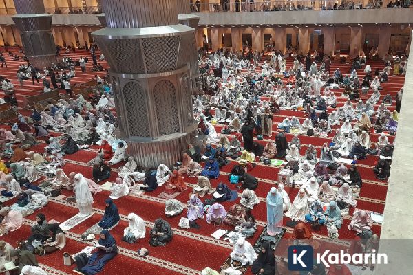 Jamaah Berbondong-bondong Tarawih Pertama di Masjid Istiqlal