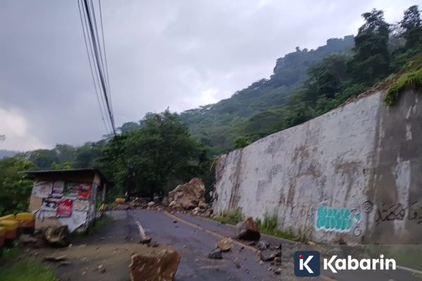 Longsor Blokir Total Jalur Nasional Trenggalek ke Ponorogo