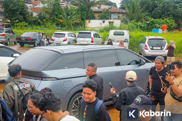 Intip Spesifikasi & Harga Xpeng X9 Mobil Sheila Dara Saat ke Makam Vidi