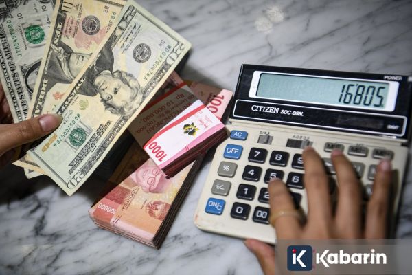 Rupiah Bergerak Fluktuatif Seiring Perkembangan Konflik di Timur Tengah