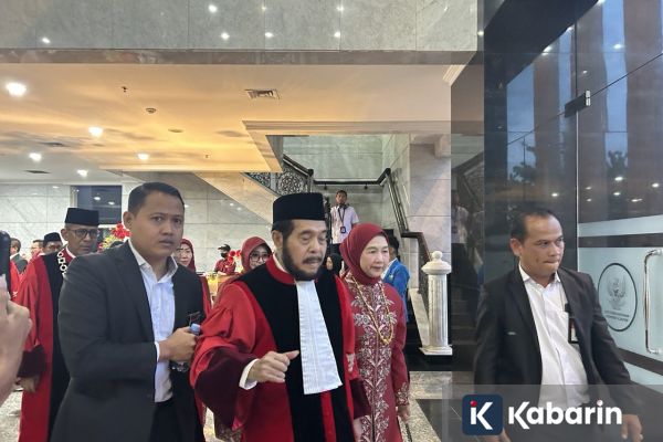 Anwar Usman Sempat Tumbang Usai Wisuda Purnatugas di MK