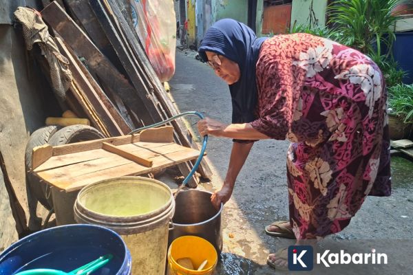 Warga Cengkareng Keluhkan Air PAM Suka Bau Got