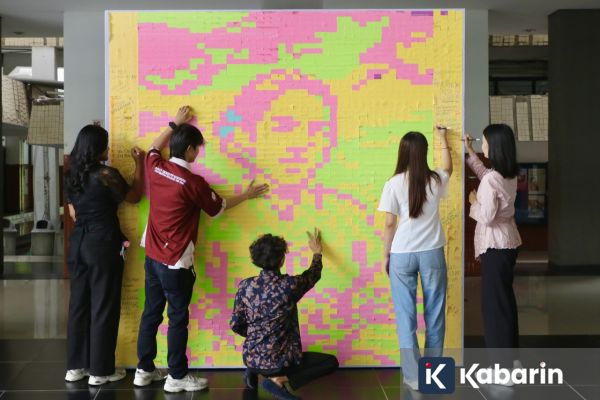 BEM Ubaya Bikin Mozaik Kartini yang Terbuat dari Sticky Notes