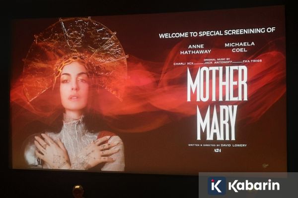 Penggemar Ngarep Anne Hathaway Tetap Fokus Akting Meski Keren pas Nyanyi