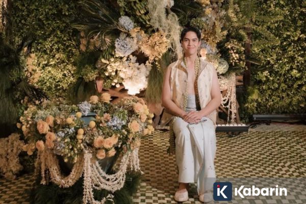 El Rumi Pakai Rompi yang Terinspirasi Era Regency Karya Didiet Maulana