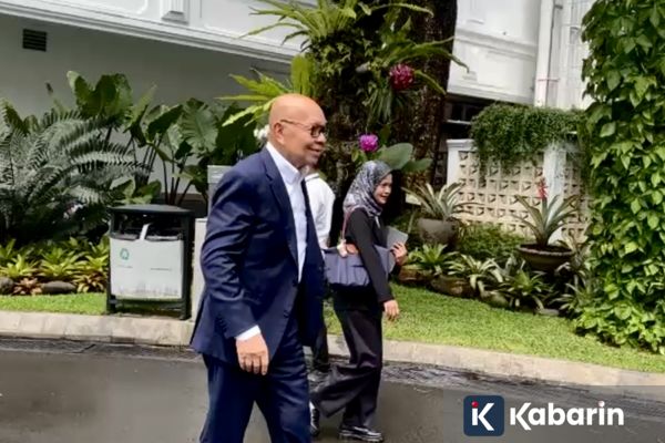 Prabowo Panggil Dirut Garuda dan Mendiktisaintek ke Istana pada Senin Siang