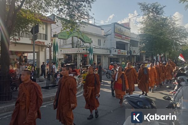 Sultan HB X Sambut Aksi Jalan Damai Para Biksu di Yogyakarta