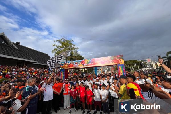 Ribuan Warga Ambon Ramaikan Color Fun Walk untuk Sambut Piala Dunia