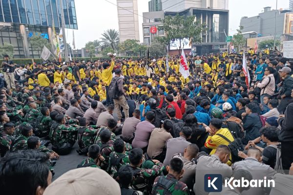 Unjuk Rasa Berlangsung Tertib, Mahasiswa Duduk Bersama Aparat saat Berorasi