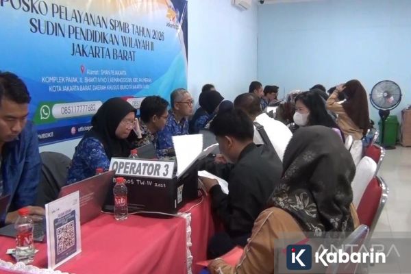 Posko SPMB Jakbar Diserbu Orang Tua Murid, Keluhan NIK Mendominasi