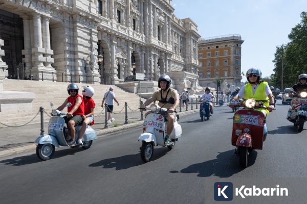 Ribuan Pencinta Skuter Rayakan Ulang Tahun Vespa ke-80 di Roma