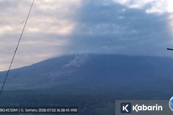 Petang Tadi Gunung Semeru Erupsi Disertai Awan Panas Sejauh 4 Kilometer