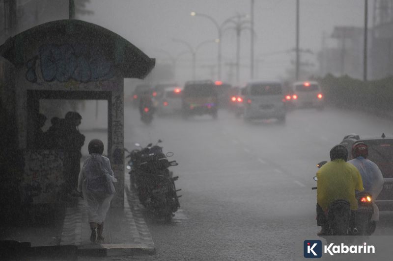 BMKG ingatkan potensi hujan lebat hingga petir di mayoritas wilayah RI hari ini