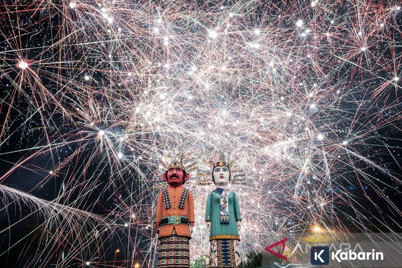 Prabowo Berhenti di Jalan, Beri Semangat Polisi yang Cari Korban Banjir di Sumut