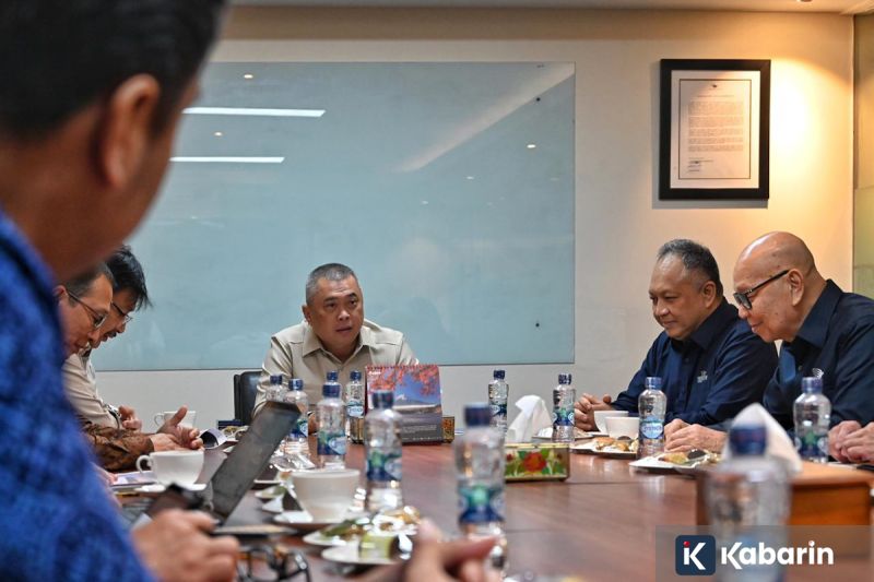 Bukan sekadar salah posisi, ini gejala & penyebab tubuh sering alami kesemutan