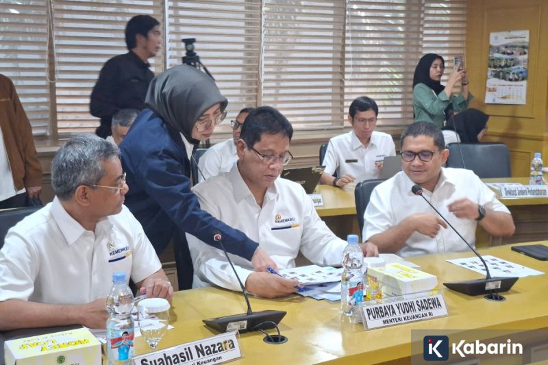 Purbaya tegas larang impor baju bekas ilegal demi lindungi industri lokal