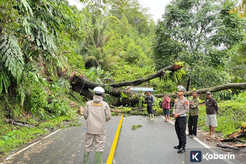 Desta bikin heboh usai muncul perdana sebagai Dono di poster film Warkop DKI Reborn