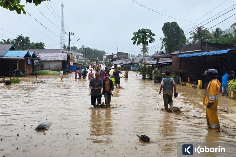 Longsor timbun jalan provinsi penghubung Agam-Bukittinggi
