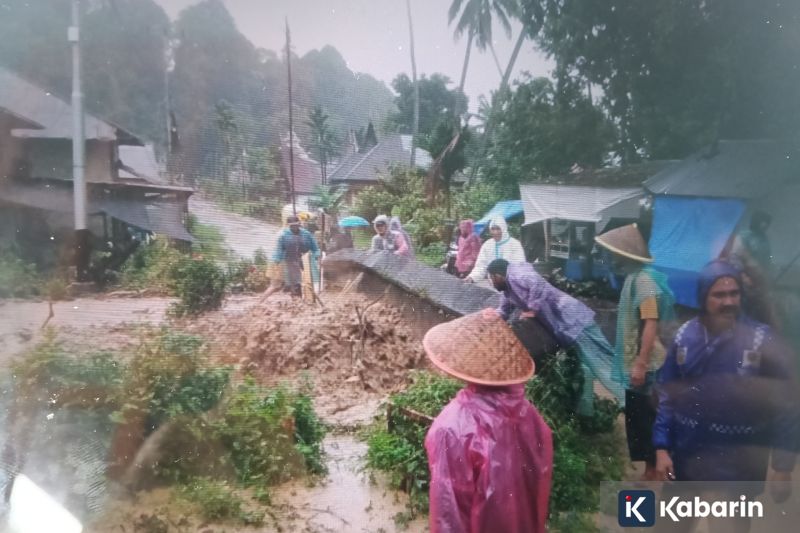 Banjir rendam jalan nasional Padang-Pasaman Barat, sebabkan akses lumpuh