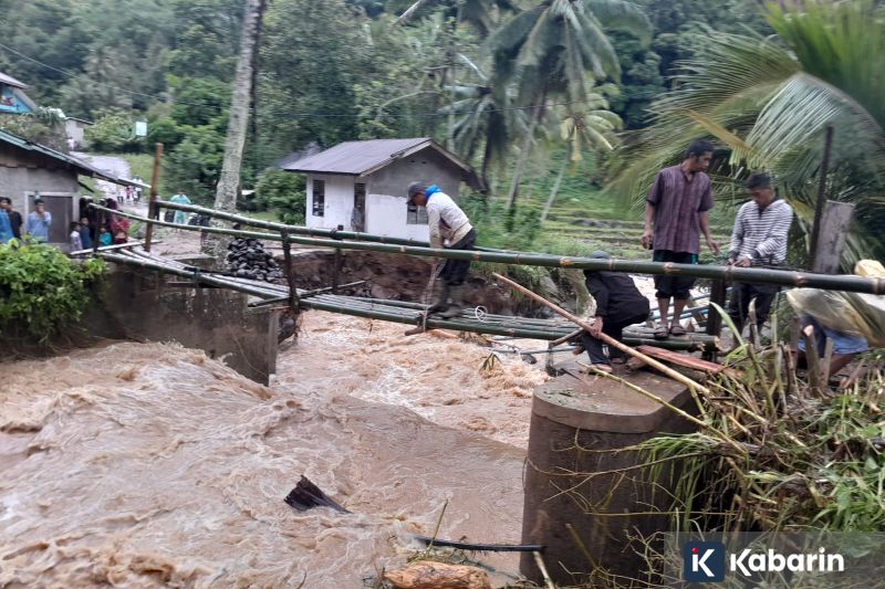 Banjir rendam jalan nasional Padang-Pasaman Barat, sebabkan akses lumpuh