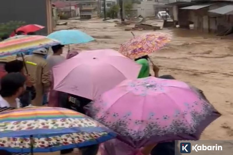 Banjir rendam jalan nasional Padang-Pasaman Barat, sebabkan akses lumpuh