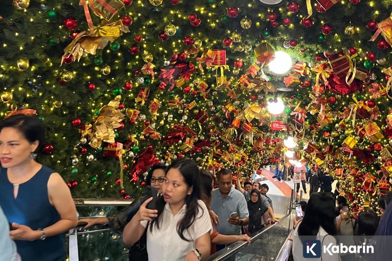 Dekorasi Natal Jadi Spot Foto Favorit Pengunjung Mal saat Libur Akhir Tahun