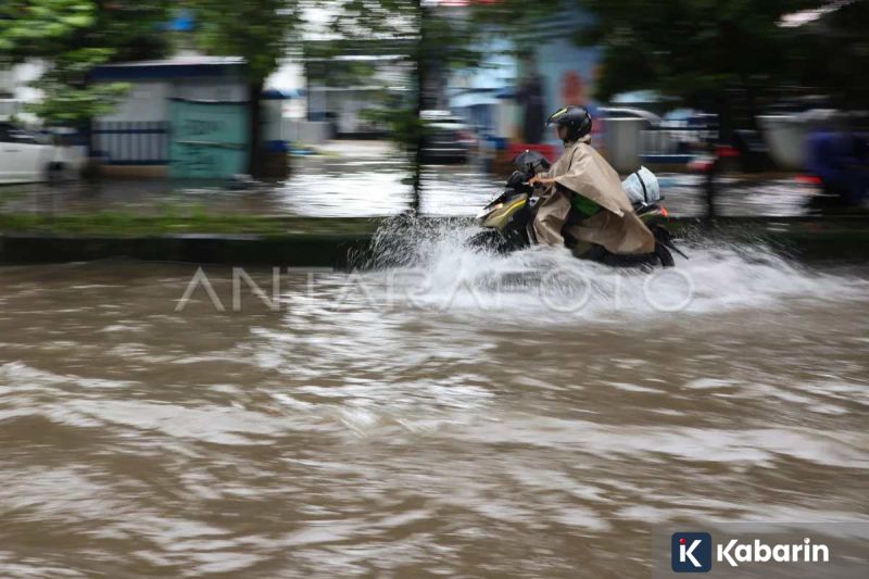 Banjir Daan Mogot Bikin Macet Parah, Kendaraan Ngantri hingga 4 Km