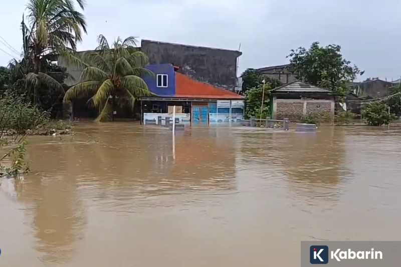 500 Warga Tangerang Terpaksa Mengungsi Akibat Banjir Setinggi 4 Meter