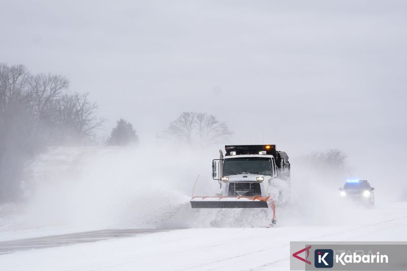 Ribuan Penerbangan Batal Akibat Badai Salju di Pantai Timur AS