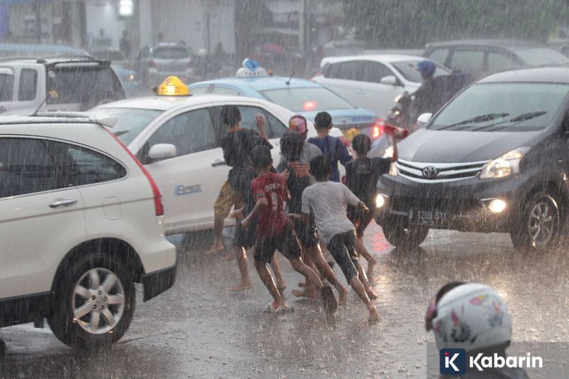 Dokter Sarankan Langsung Mandi Air Hangat Setelah Kehujanan 