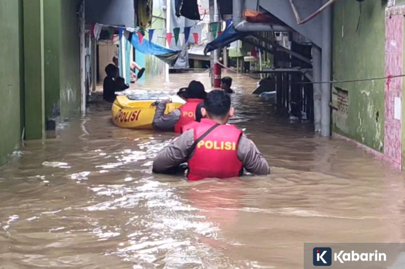 Banjir Kali Ciliwung Rendam 38 RT di Jakarta Timur Hingga Tiga Meter