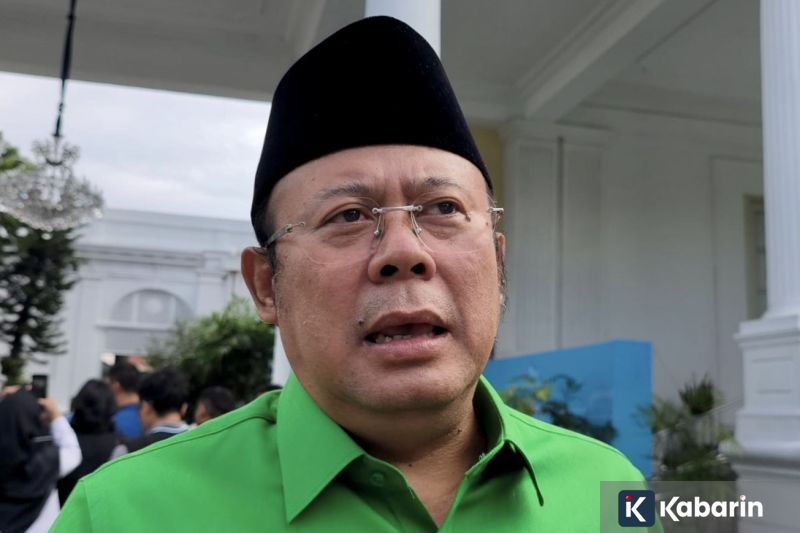 Prabowo Lempar Topi hingga Berjoget di Puncak Perayaan Hari Buruh