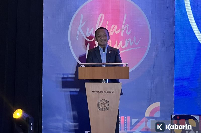 Satpol PP Tertibkan Atribut Parpol di Jakarta