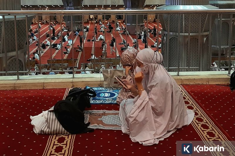 Jamaah Berbondong-bondong Tarawih Pertama di Masjid Istiqlal