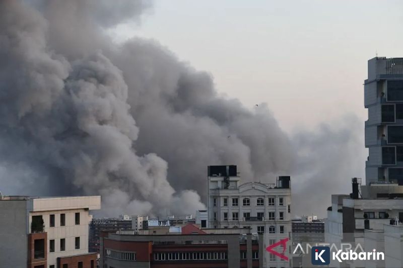 Kronologi Tergulingnya Mobil Barang di Depan Gedung DPR