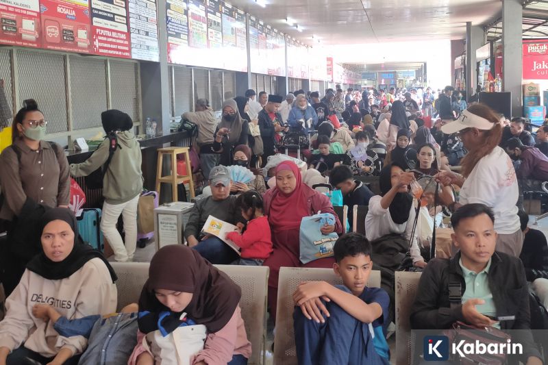 Leny Yoro Sebut Seluruh Pemain Manchester United Ingin Casemiro Bertahan