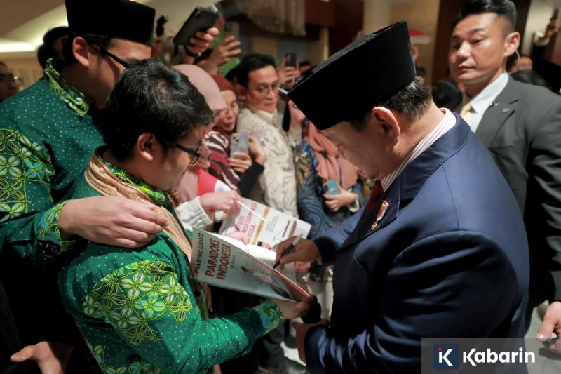 Diaspora RI di Jepang Bawa Buku "Paradoks Indonesia" Saat Bertemu Presiden