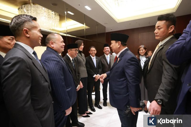 Diaspora RI di Jepang Bawa Buku "Paradoks Indonesia" Saat Bertemu Presiden