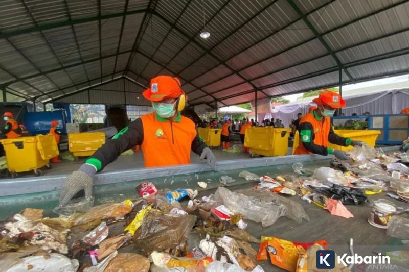 Gunung Karangetang Keluarkan Lava Pijar Disertai Gemuruh pada Rabu Pagi